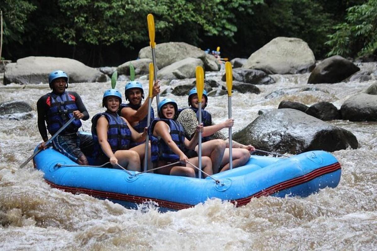 un grupo de personas en una balsa en un río