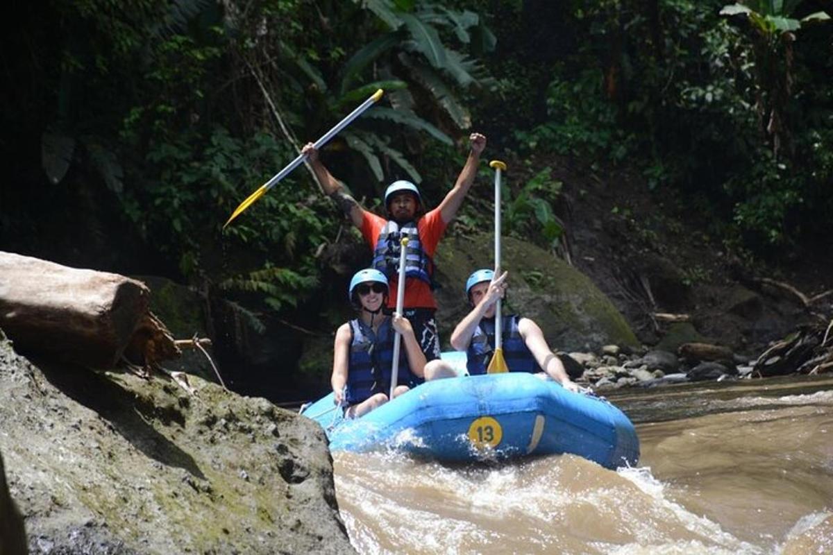 dos personas en una balsa en un río