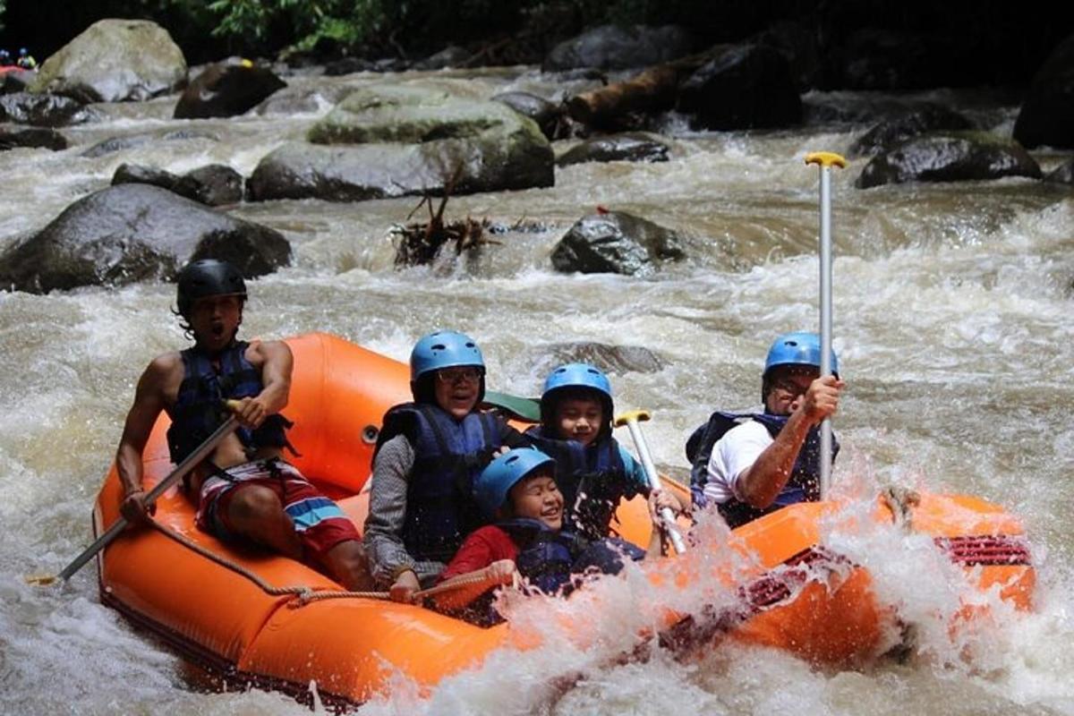 eine Gruppe von Menschen in einem Floß in einem Fluss