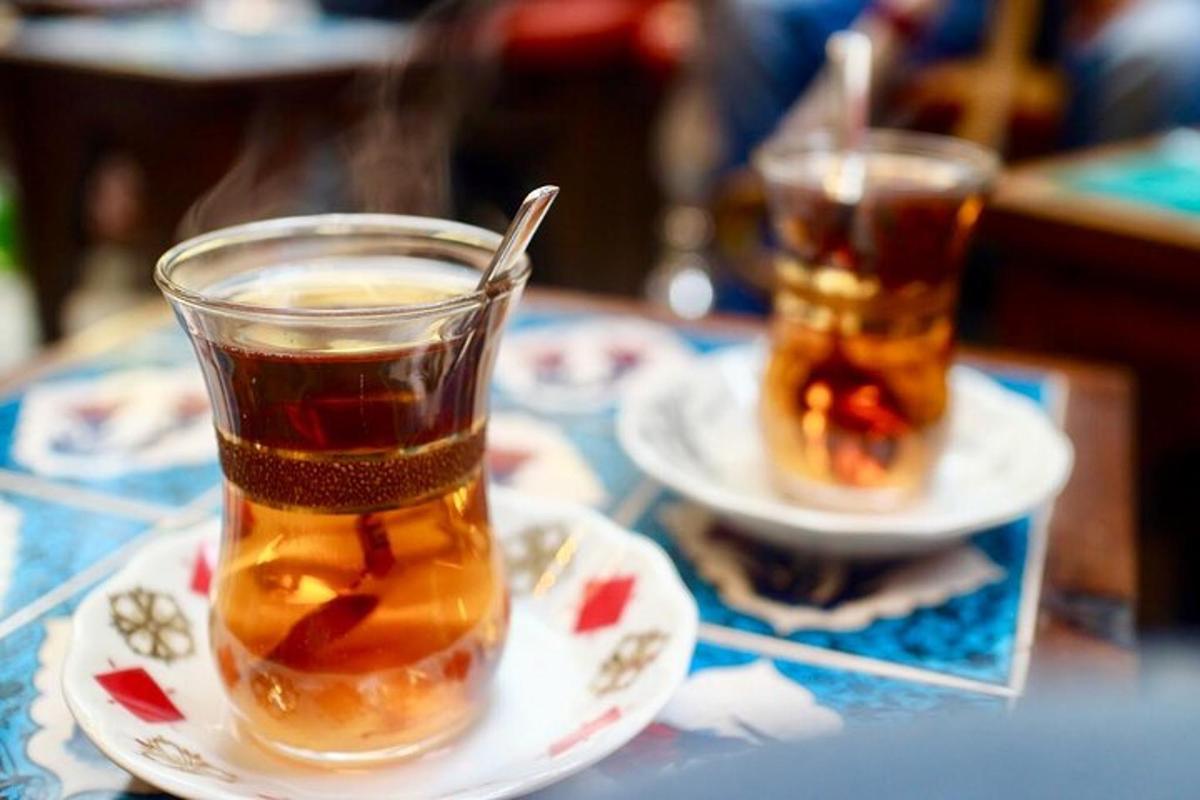 két csésze tea tányérokon az asztalon
