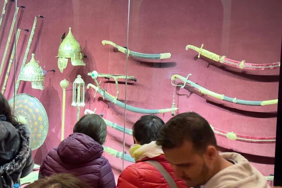 un gruppo di persone sedute davanti a un muro rosso