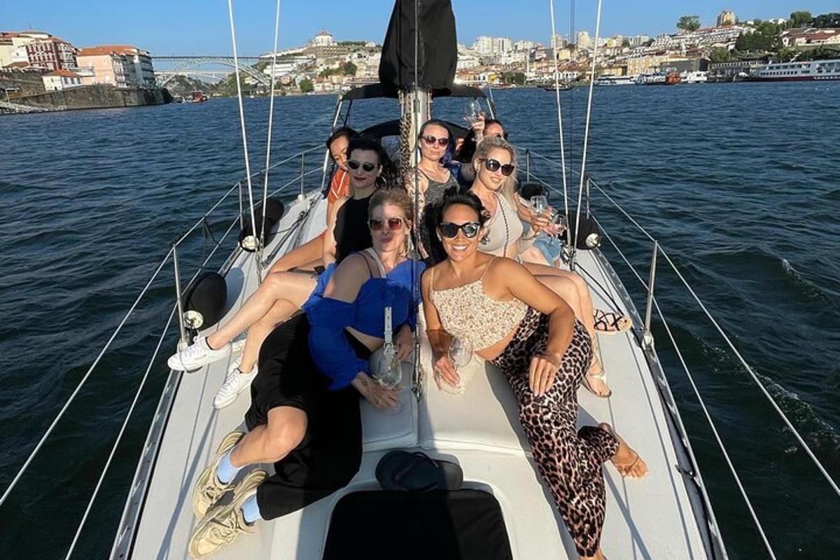 Un grupo de personas sentadas en un bote en el agua.