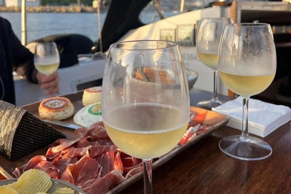 Τρία ποτήρια κρασί σε ένα τραπέζι με κρέας και τυρί