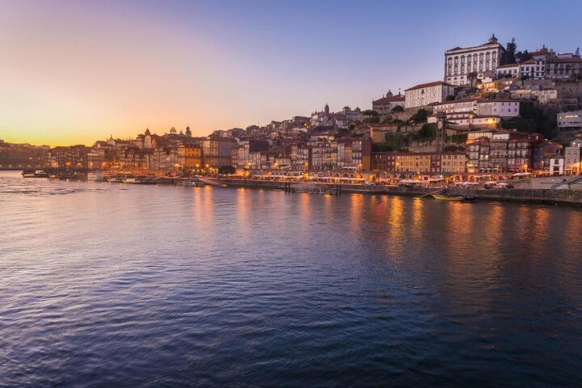 μια θέα ενός ποταμού με μια πόλη τη νύχτα