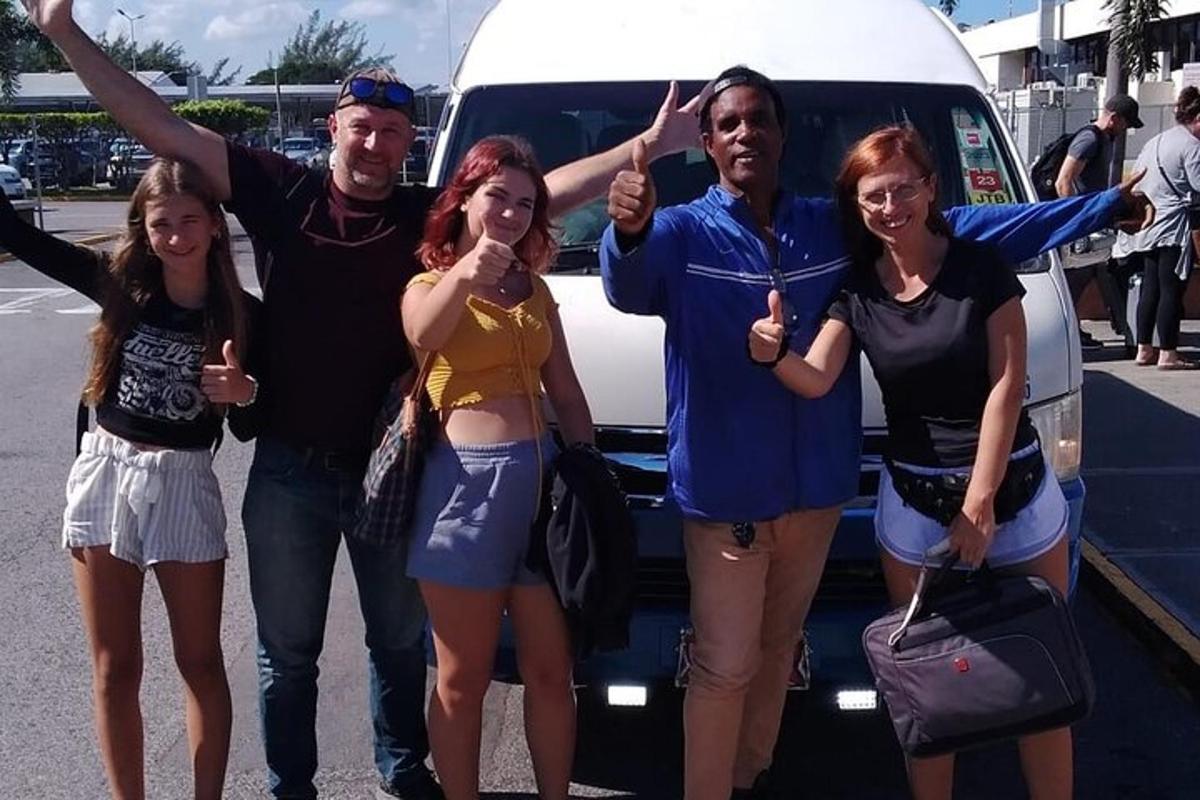 grupa ljudi stoji ispred kombija