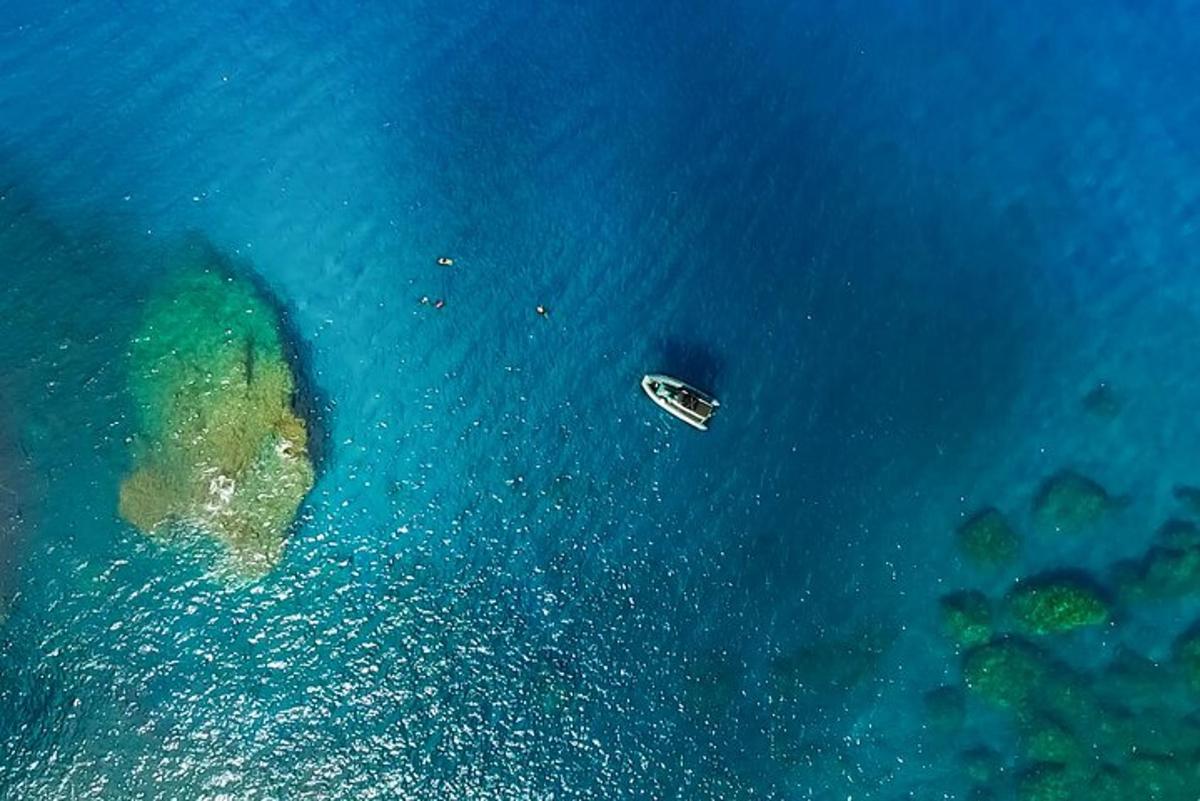 letecký pohled na loď v oceánu