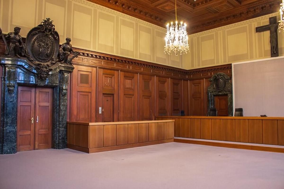 una sala gran amb un escenari i un podi