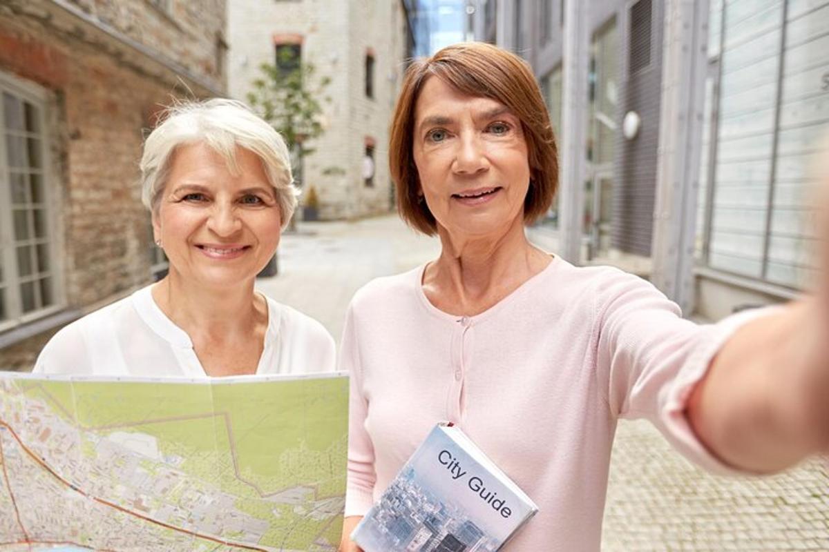 dues dones grans dretes una al costat de l'altra sostenint un mapa