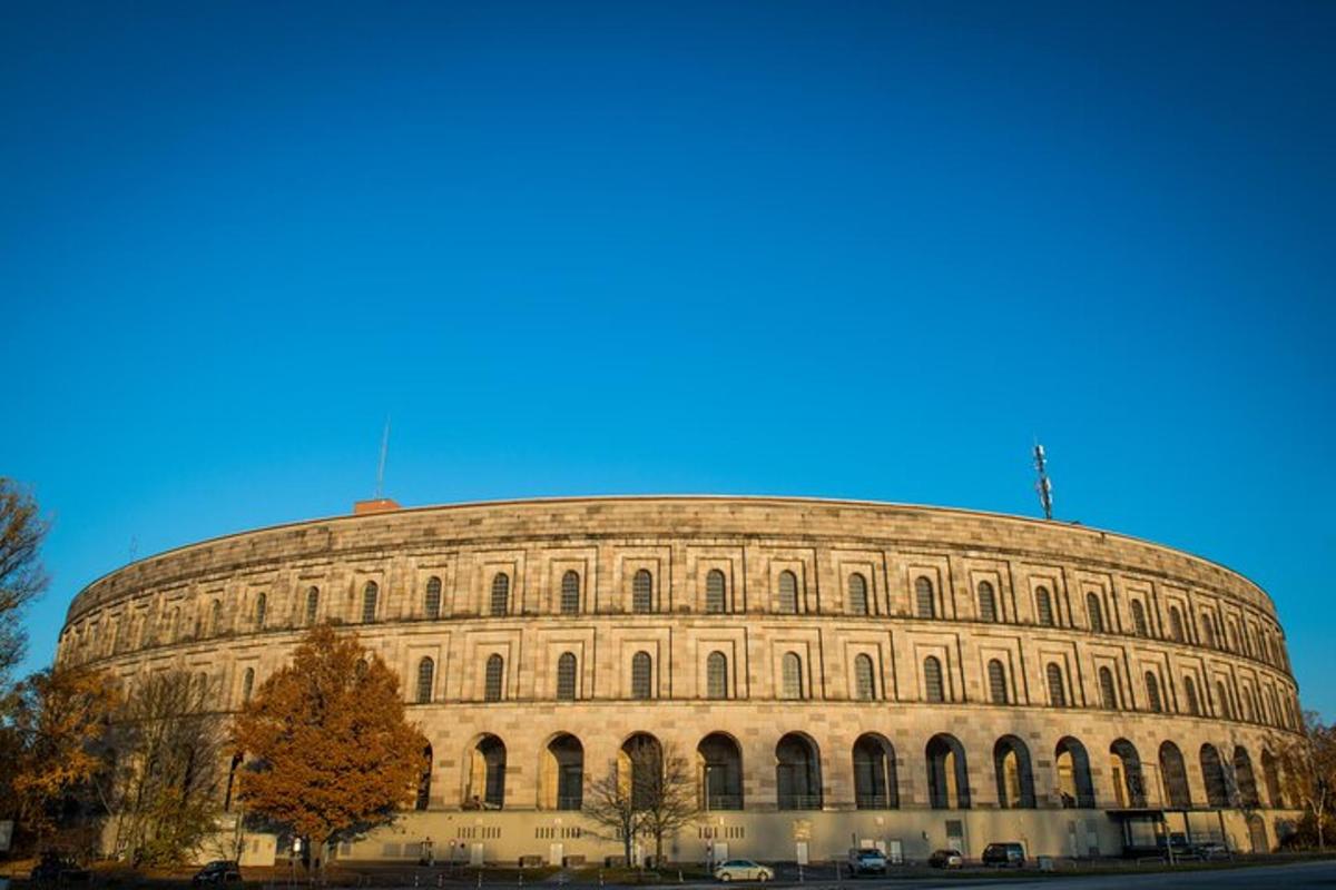 un grande edificio rotondo con un cielo blu sullo sfondo