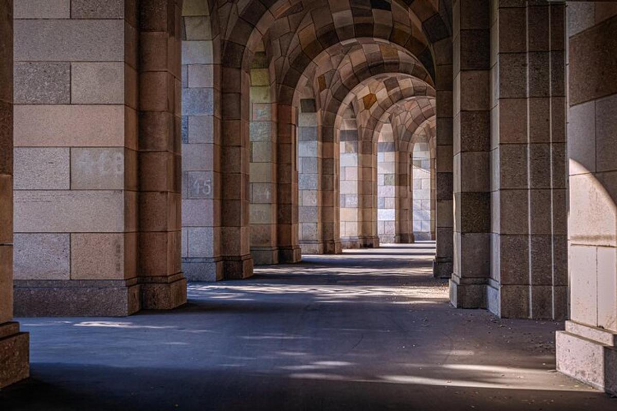 lorong kosong sebuah gedung dengan lengkungan