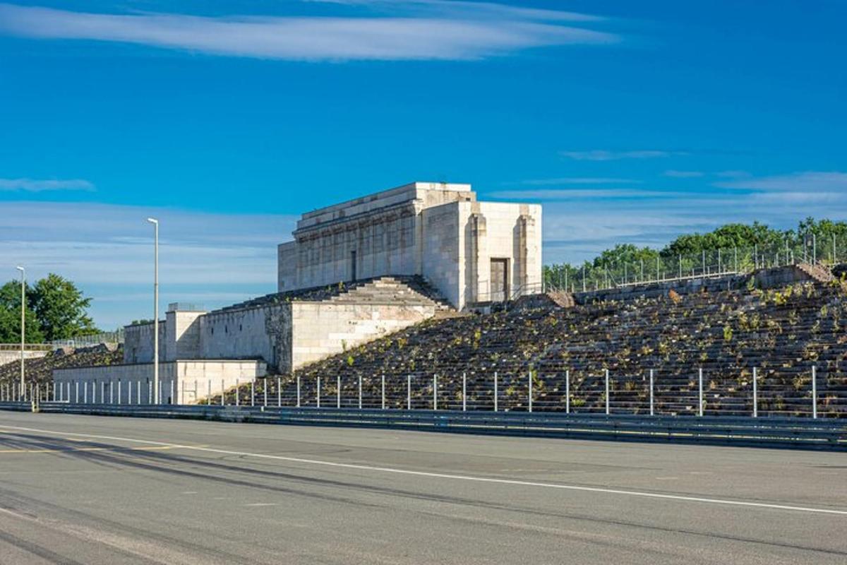 un edificio sul ciglio di una strada accanto a una via