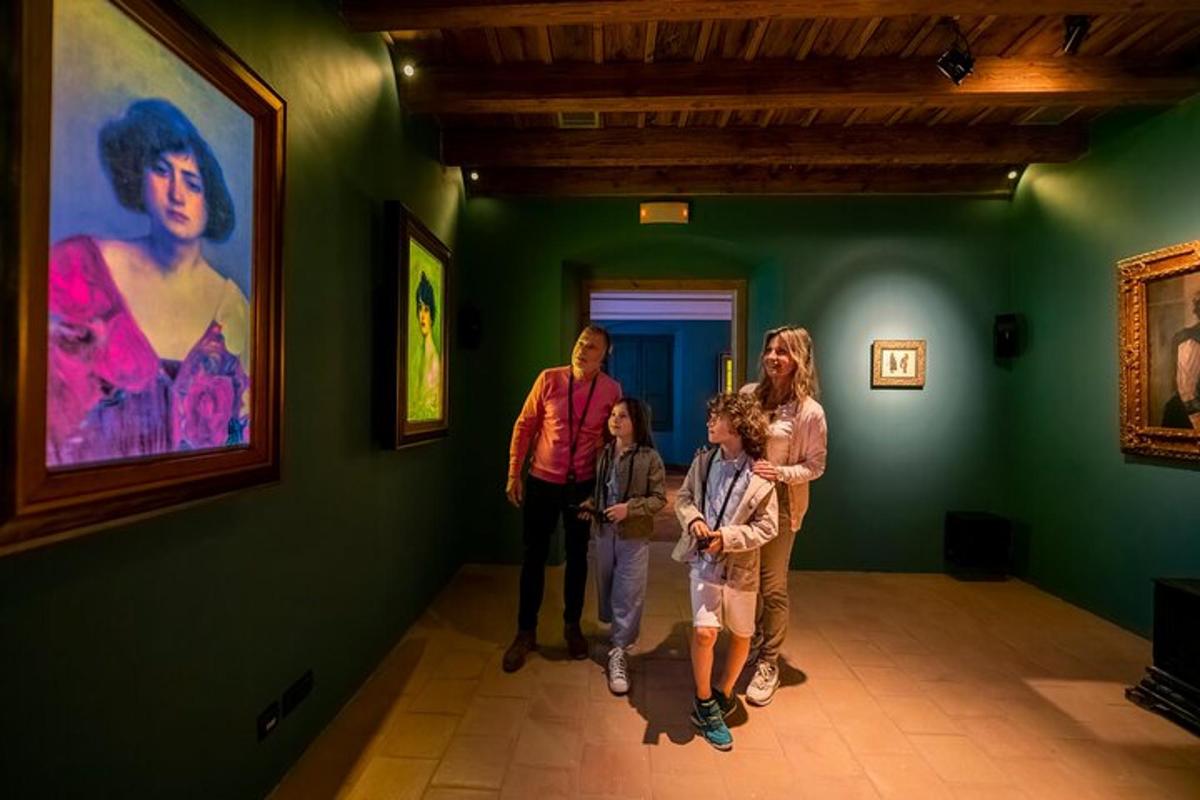 uma família olhando para uma pintura em um museu