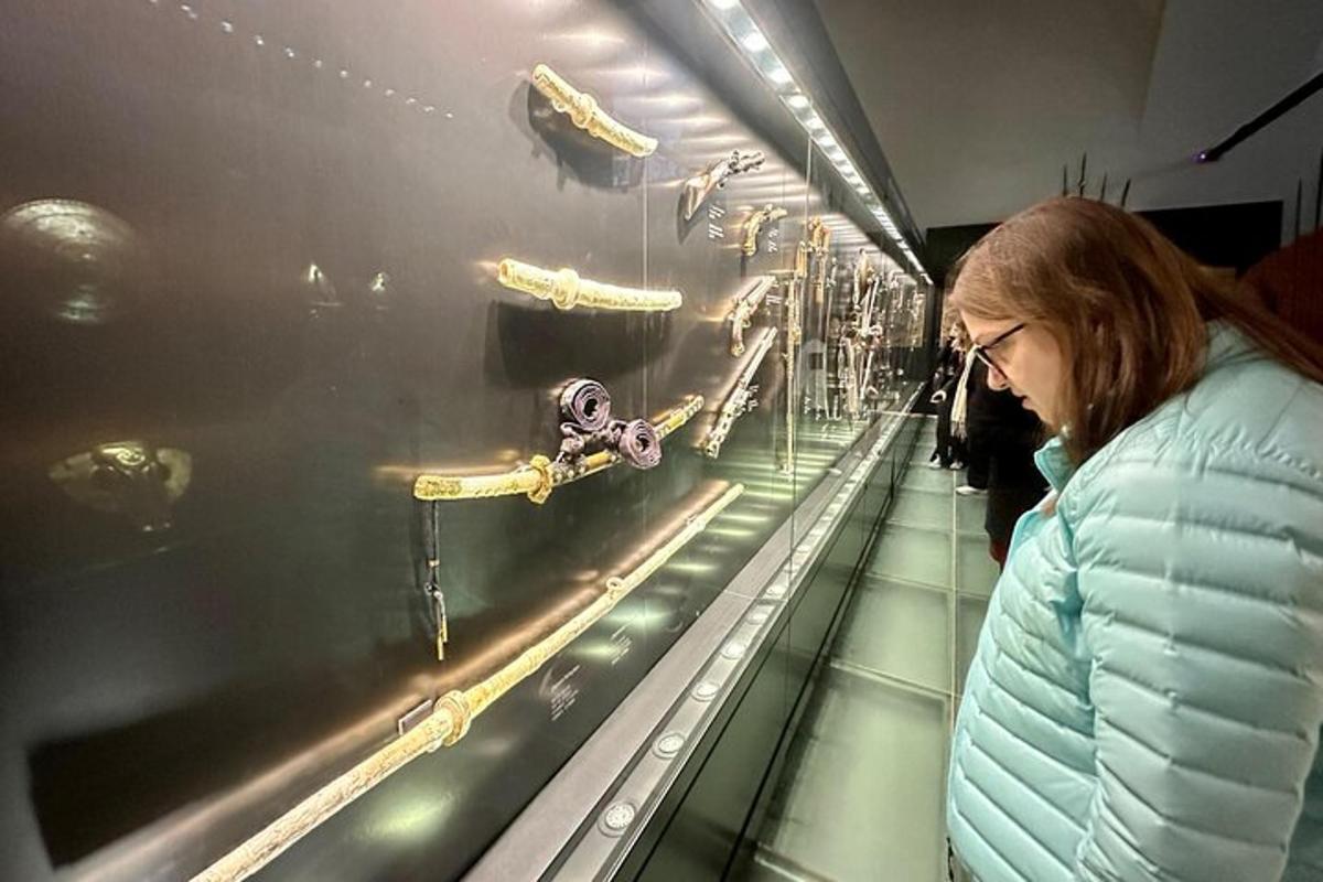žena si prohlíží expozici v muzeu