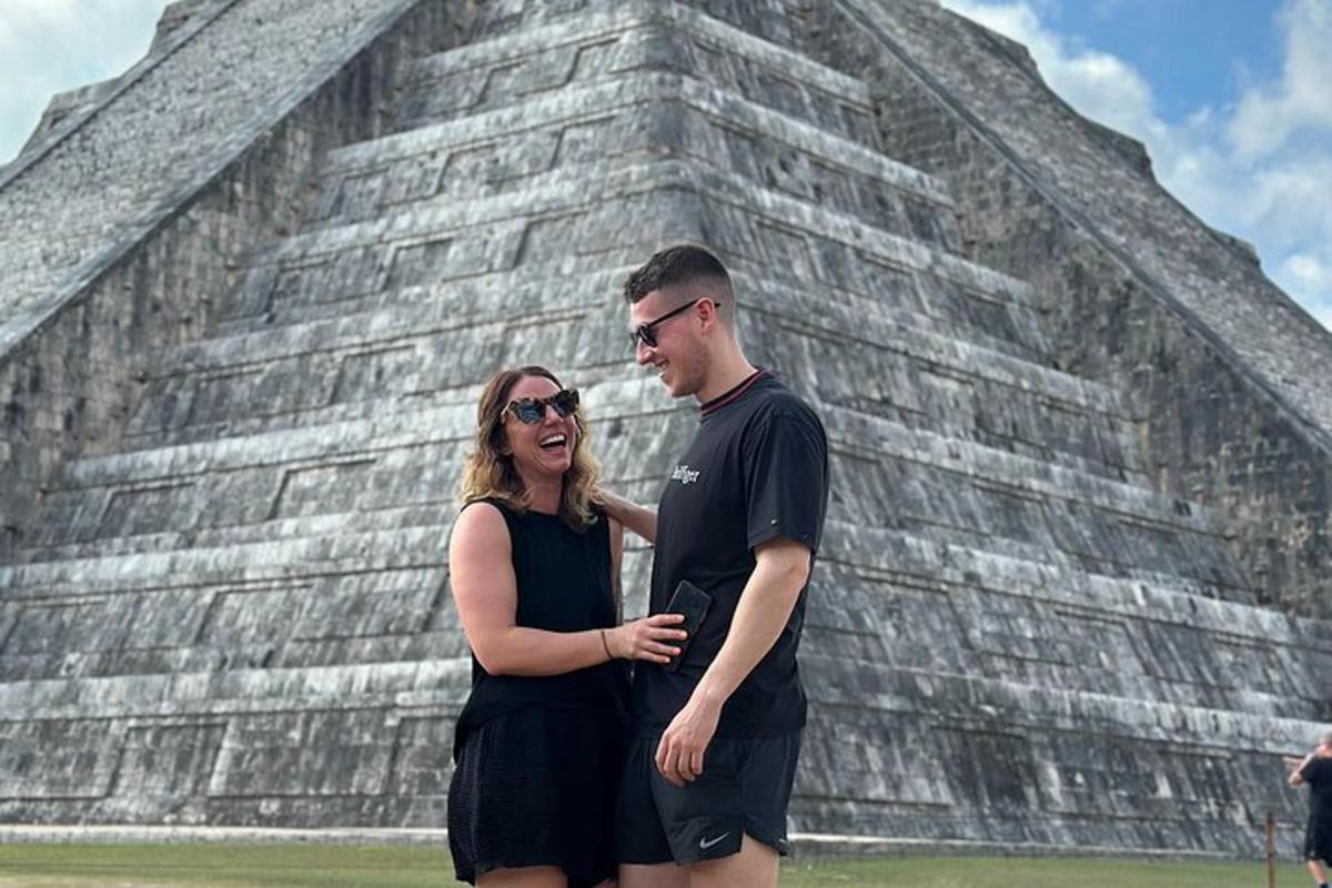 un home i una dona drets davant d'una piràmide