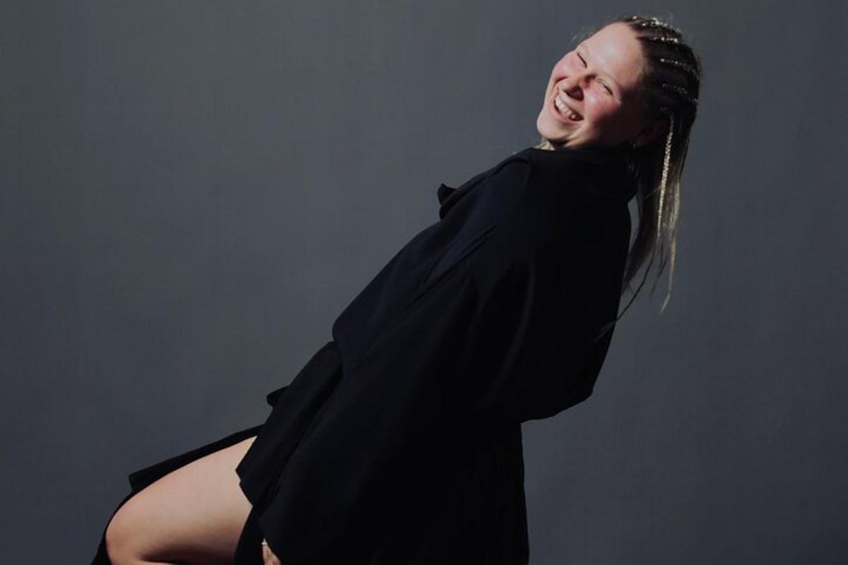 una giovane donna in abito nero sorride