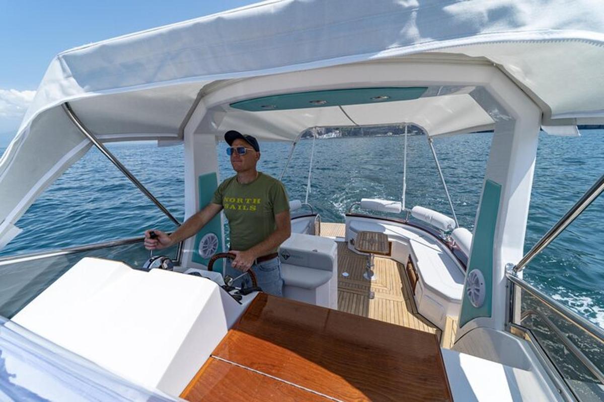 ein Mann, der auf einem Boot im Wasser steht