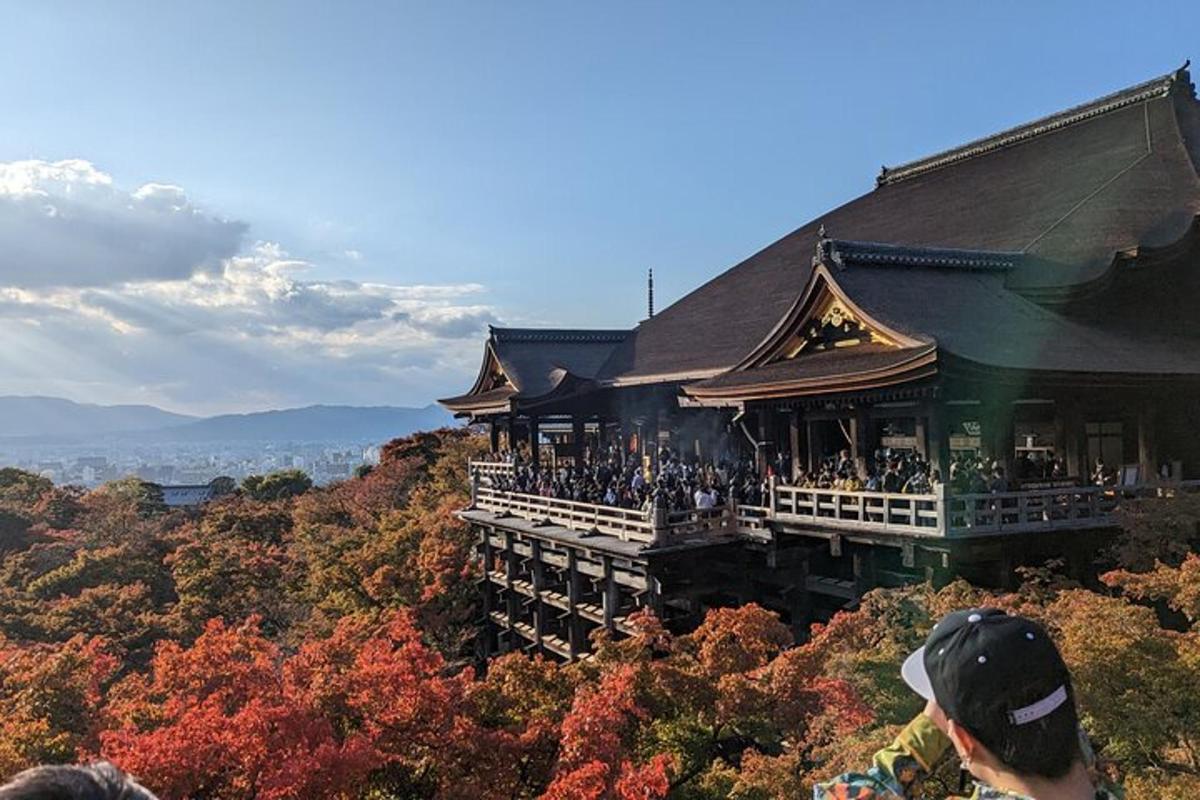 一群人站在山上的一栋建筑外面