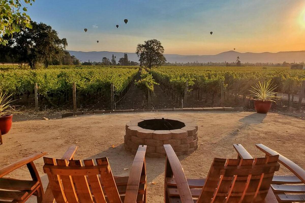 terasa so stoličkami a ohniskom pred vinicou