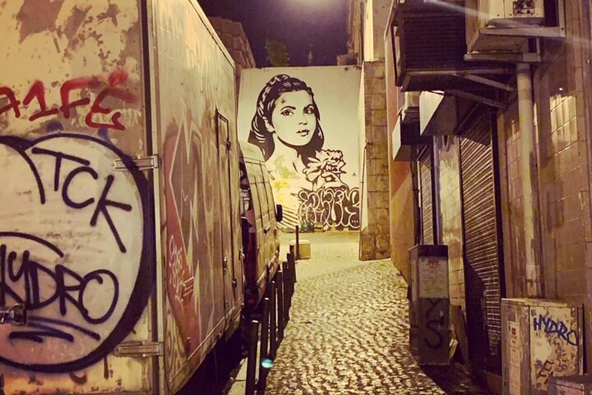allee, mille hoone küljel on grafiti