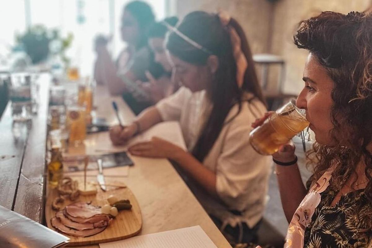 sekelompok orang yang duduk di meja dengan minuman