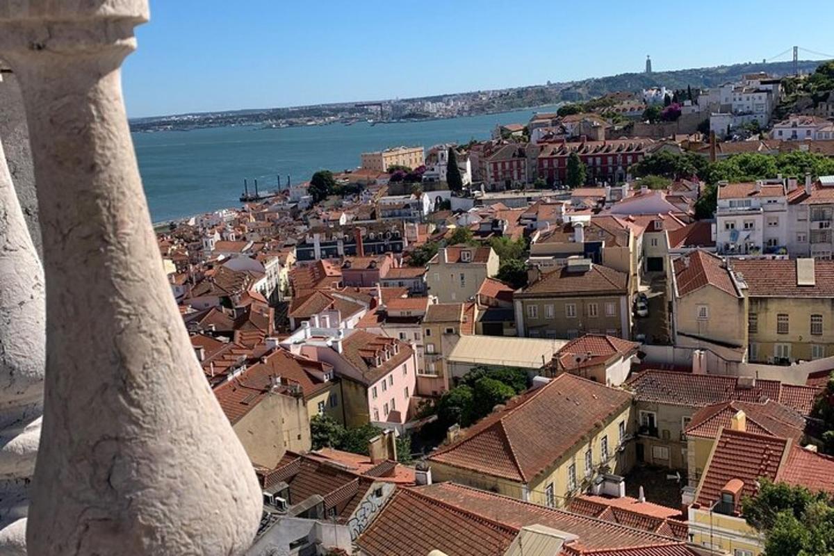 o vedere a unui oraș cu clădiri și ocean