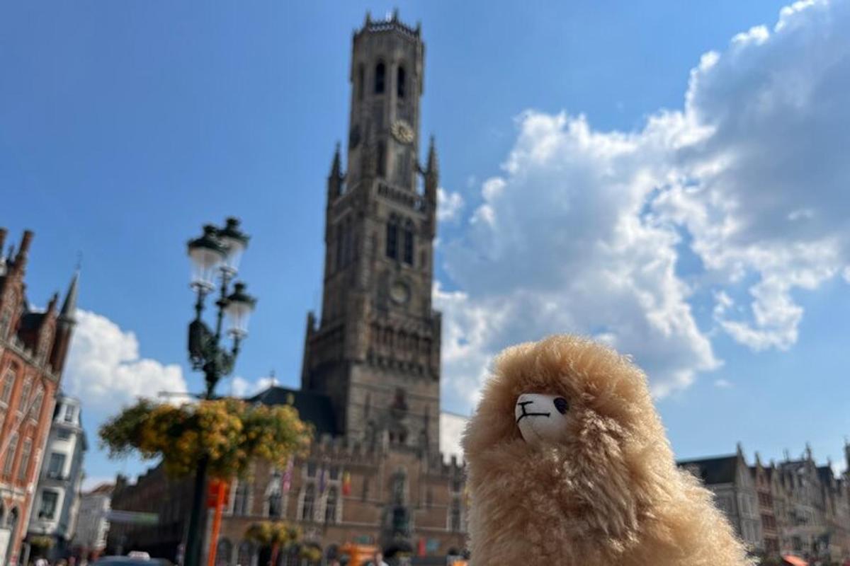 boneka haiwan di hadapan bangunan dengan menara jam