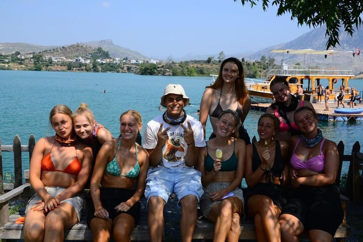 skupina lidí pózujících pro fotografii u vody