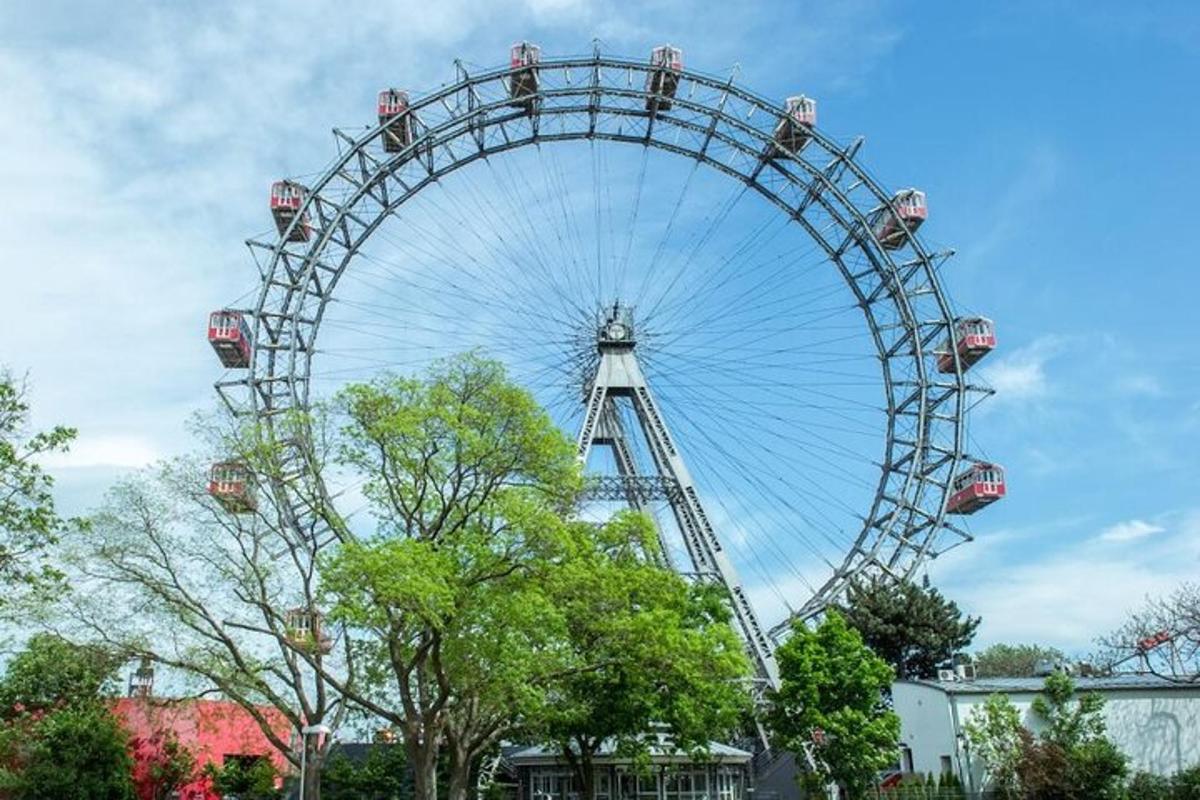 roda ferris besar di taman dengan pokok