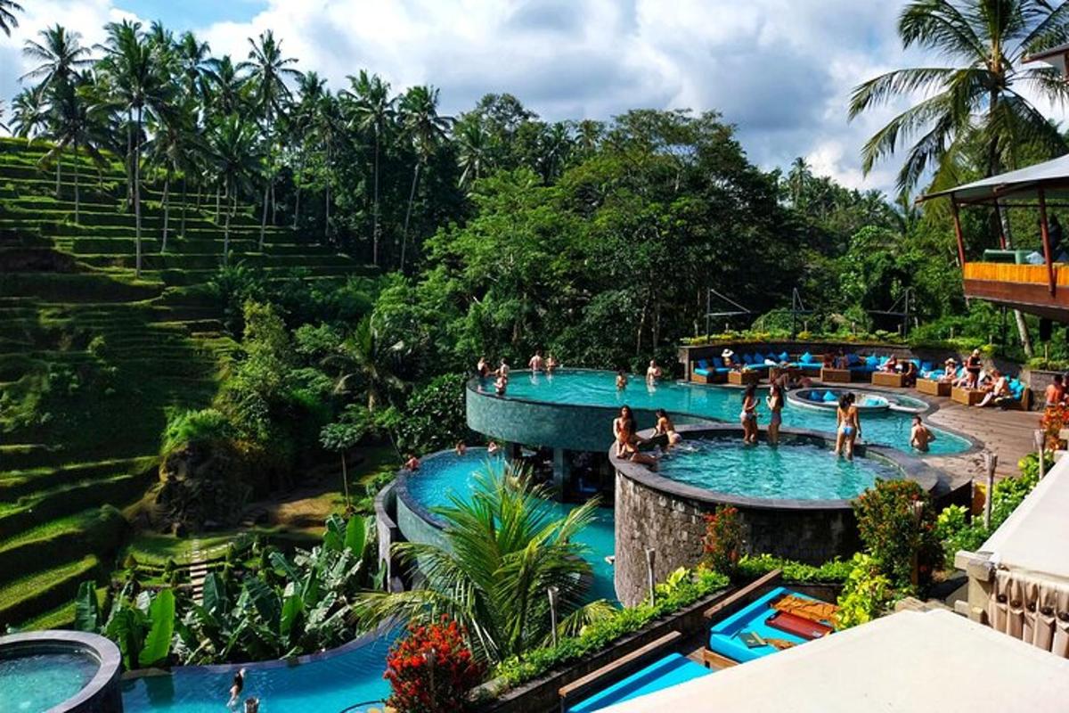 un grup de persones en una piscina d'un complex turístic
