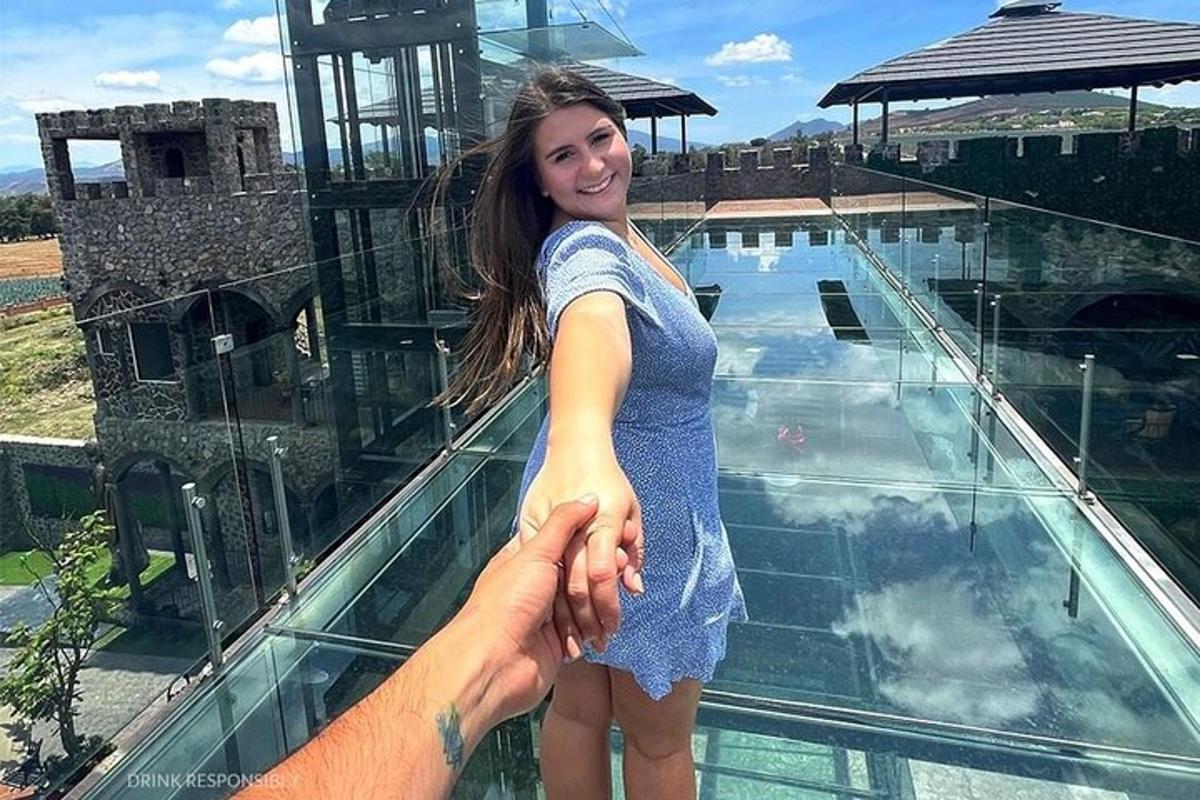 žena stoji na vrhu staklenog krova