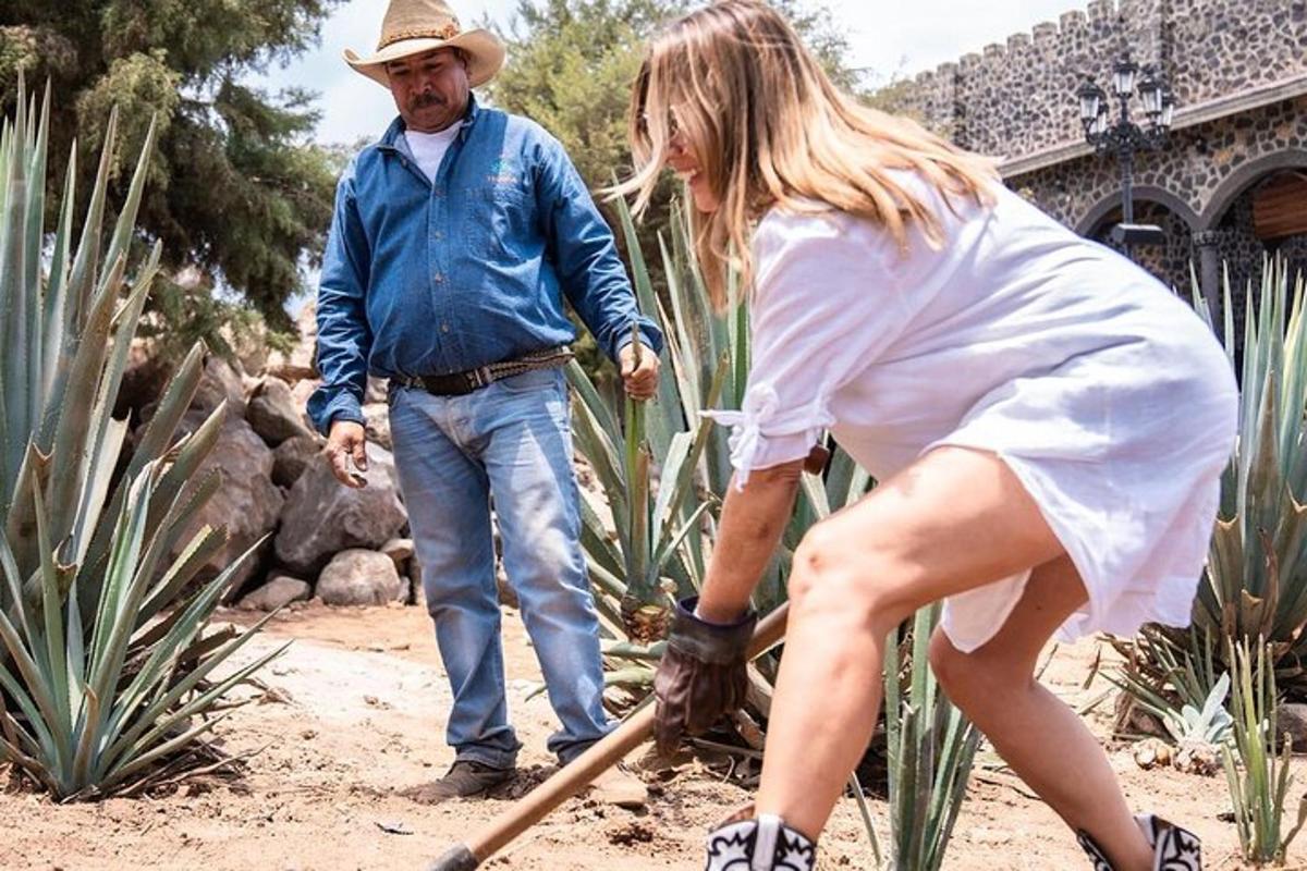 un uomo e una donna in piedi in un giardino