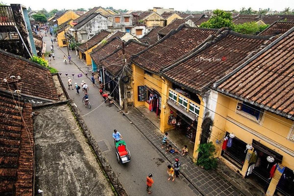 uma vista aérea de uma rua da cidade com edifícios