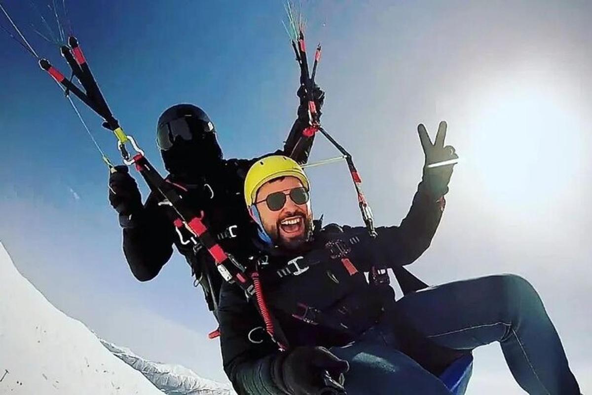 شخصان يركبان المظلات في الثلج