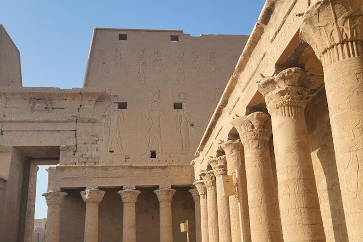 Una vista de las ruinas de un edificio con columnas.