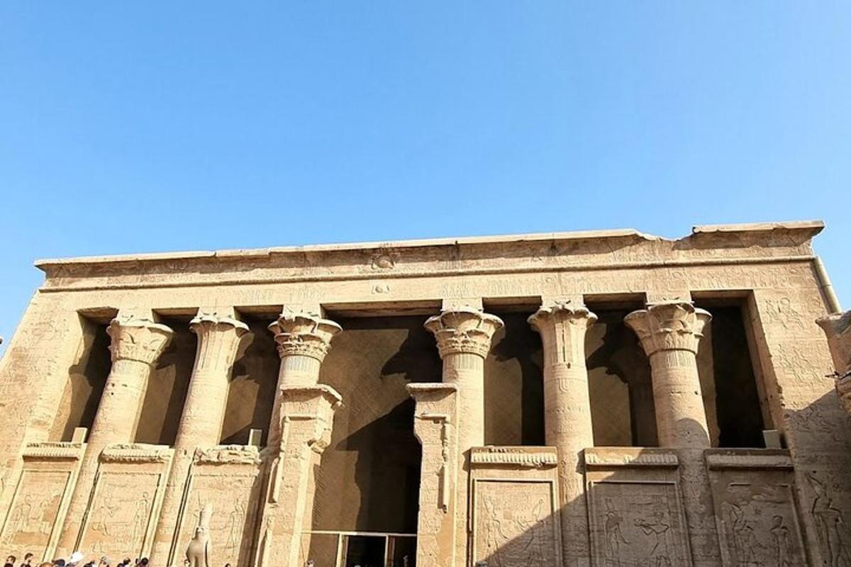 Un gran edificio de piedra con columnas a los lados.
