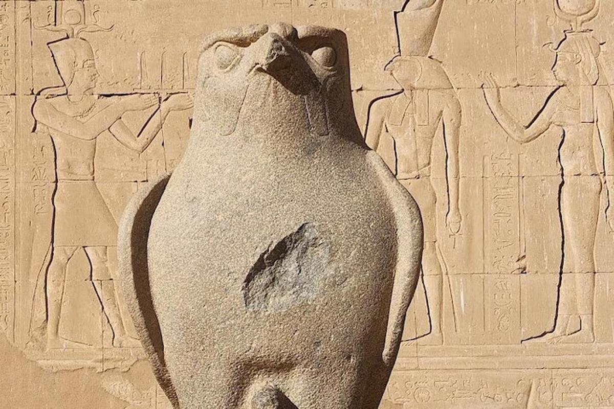 Una estatua de piedra de un oso en una pared