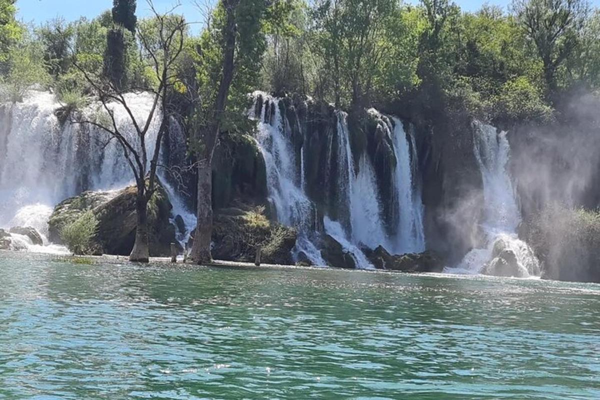 una cascada al mig d'una massa d'aigua
