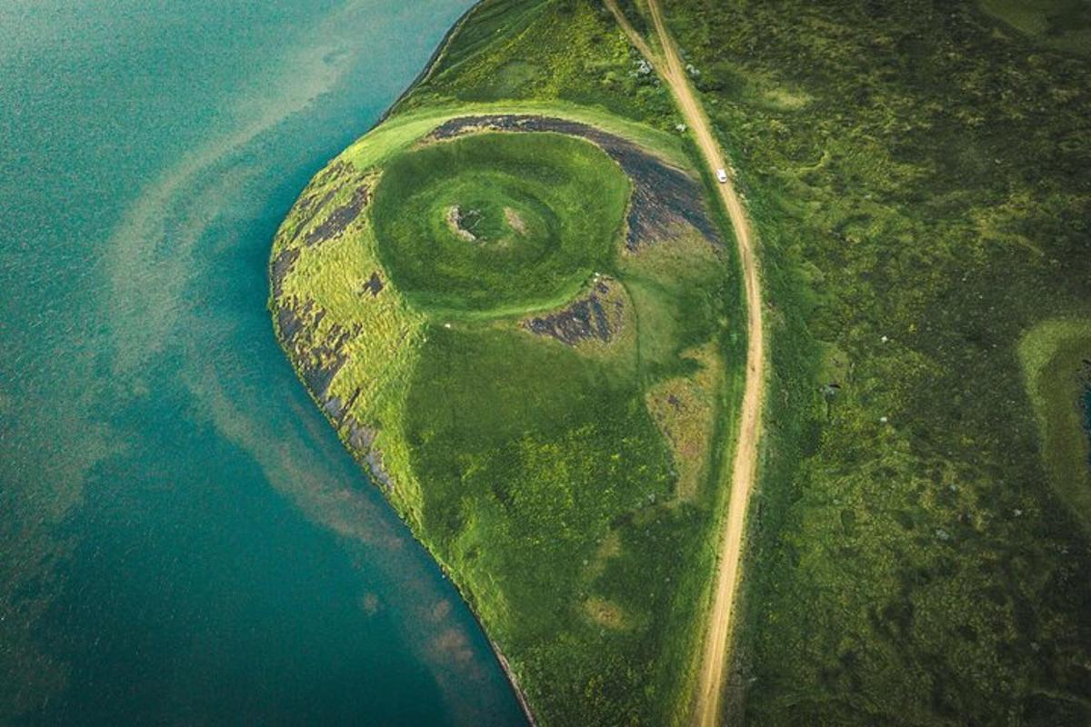 une vue aérienne d'un objet vert dans l'eau