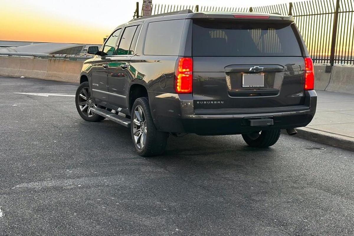 một chiếc xe suv màu đen đỗ trong bãi đậu xe