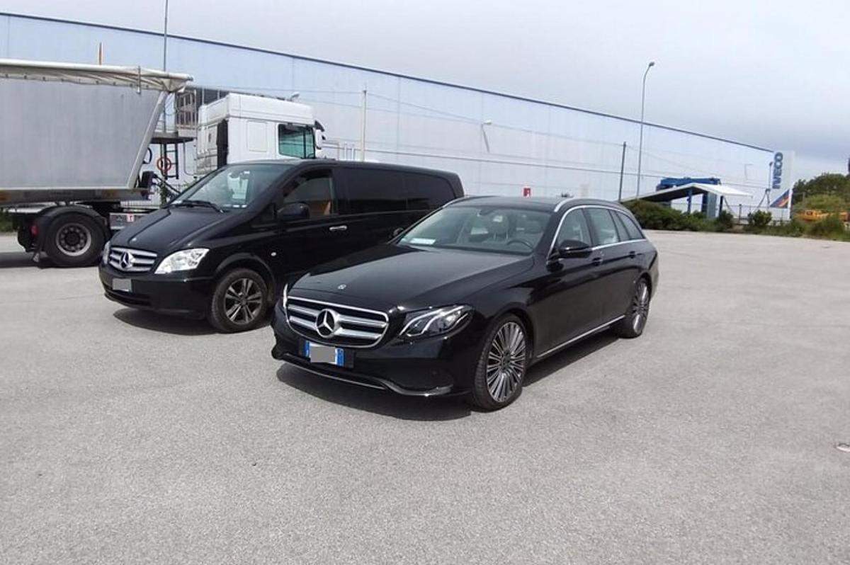 két autó parkolt egymás mellett egy parkolóban
