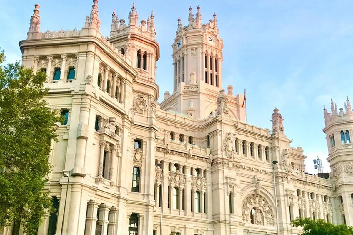 un grande edificio con due torri in cima