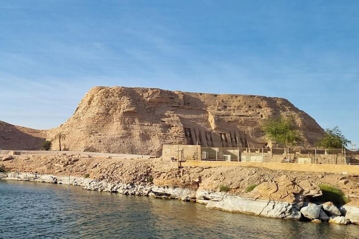 una muntanya al costat d'una massa d'aigua