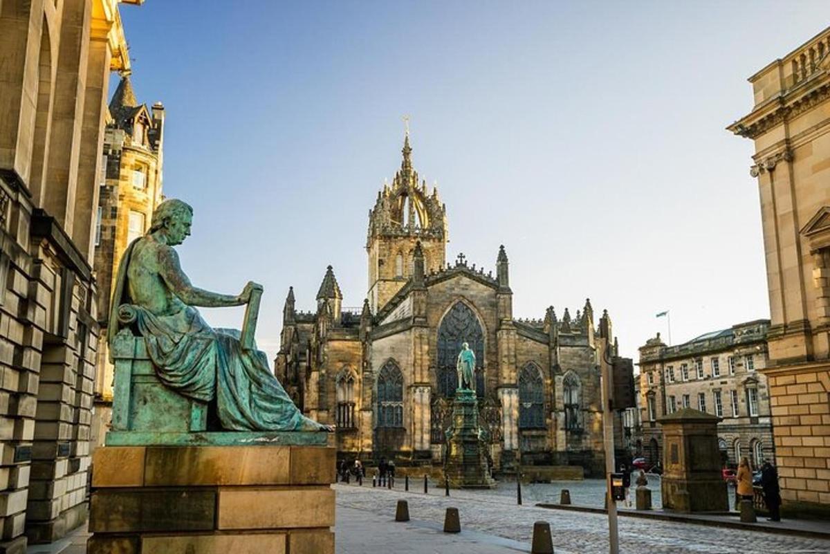 una estàtua d'una dona davant d'una catedral