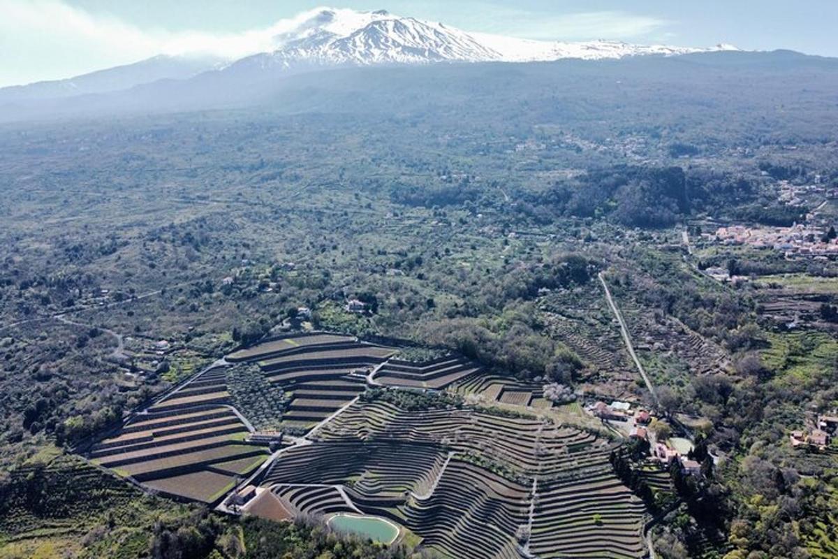 una vista aèria d'una muntanya i una ciutat