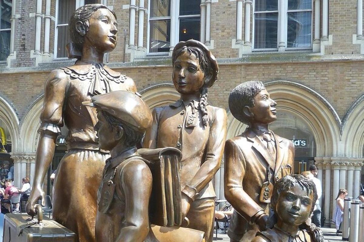 uma estátua de um grupo de crianças em frente a um prédio