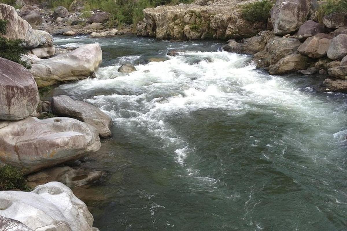 agos ng tubig na may mga bato sa isang ilog