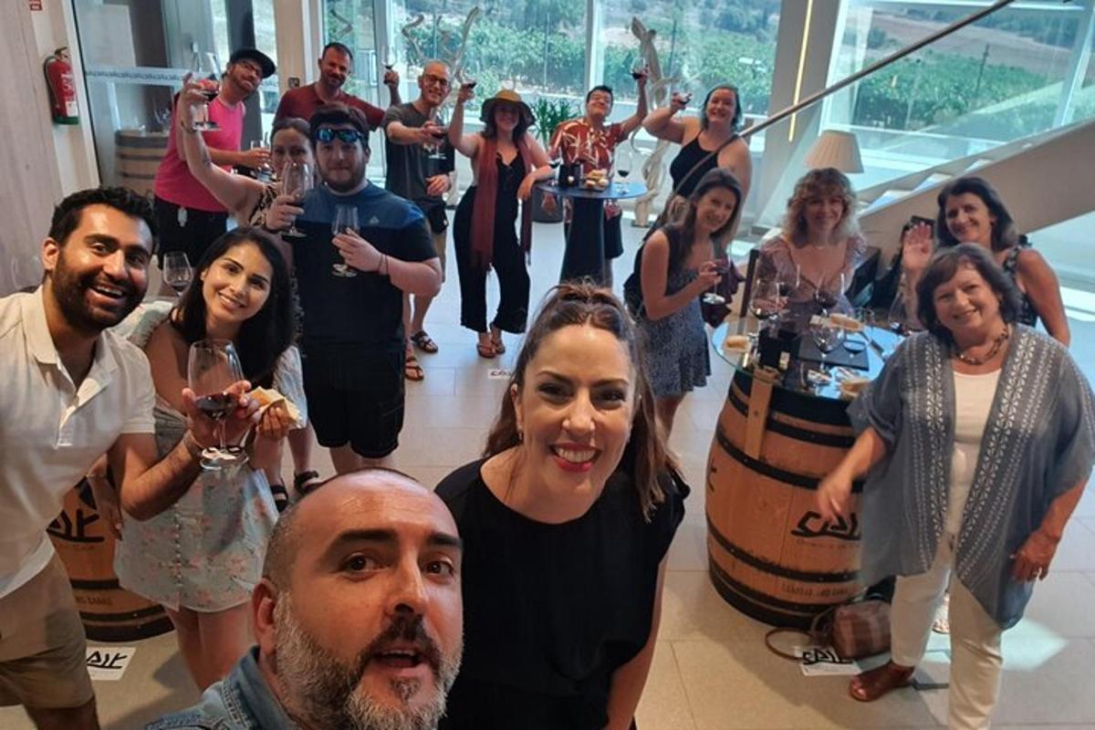 un grup de oameni care stau într-o cameră cu butoaie de vin