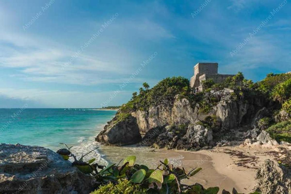 un castello su una scogliera vicino all'oceano