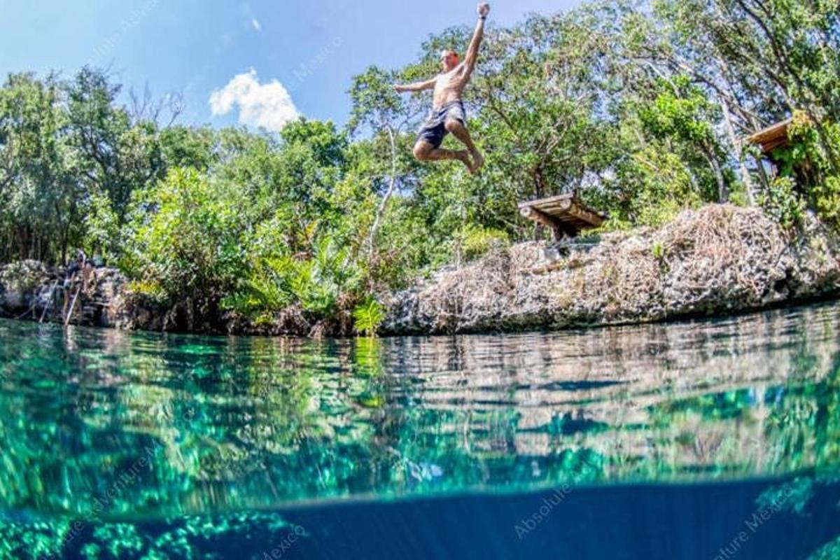 un uomo che salta in uno specchio d'acqua