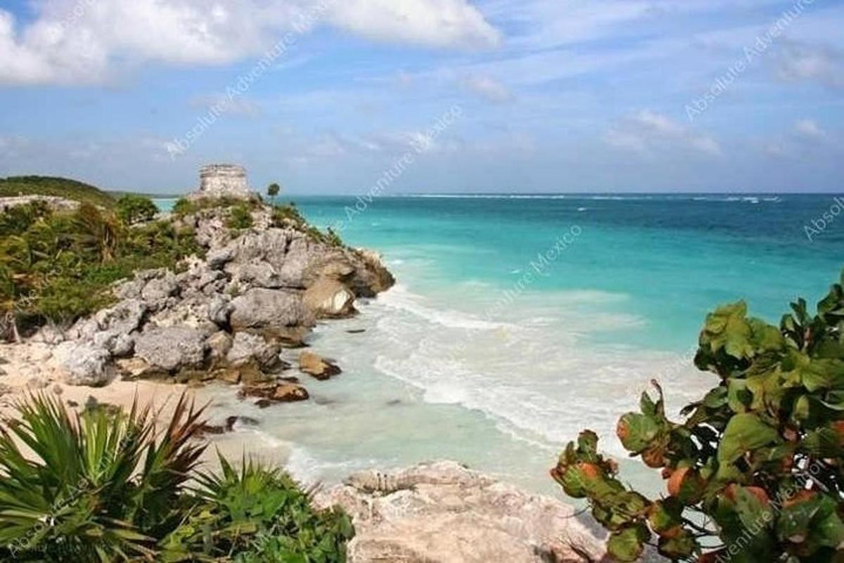 pemandangan lautan dari pantai berbatu